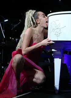 Miley Cyrus Upskirt Pussy - Free porn categories watch onlin