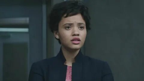 The earrings Sophia (Kiersey Clemons) in The experiment proh