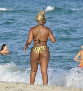 Mary J. Blige - Seen In a bikini on the beach in Miami - Fam