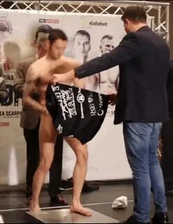Vídeo: Outro lutador precisou ficar nu na pesagem