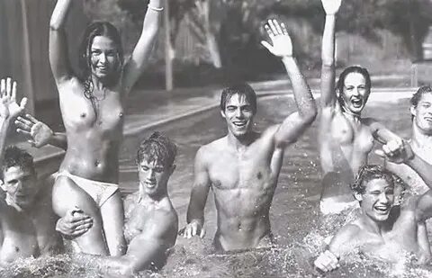 abercrombie girls nude - 55 Nakedest Abercrombie & Fitch Ads