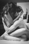 Поцелуи мужчины и женщины в кровати (76 фото) - Порно фото г