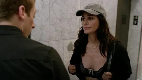 The bra Elle Macpherson worn by Jen Wagner (Courteney Cox) i