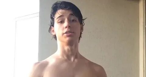The Stars Come Out To Play: Uriah Shelton - Shirtless Pics
