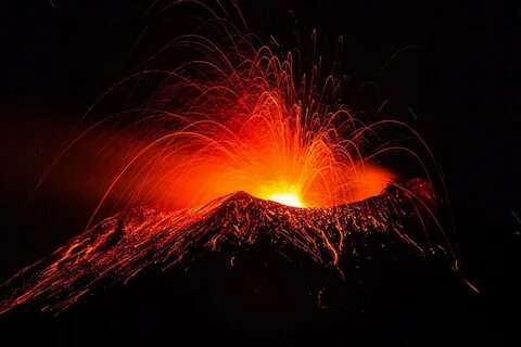 Video. Vulcanul Etna a erupt din nou. Lava a fost aruncată l