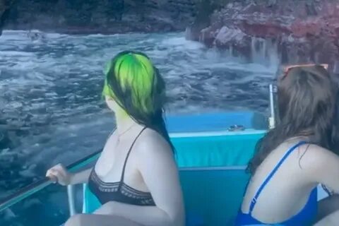 Foto : Billie Eilish "Pamer Body" dengan Swimsuit, dan Kriti