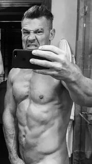 Josh Brolin nudo al fianco della moglie su Instagram, foto -