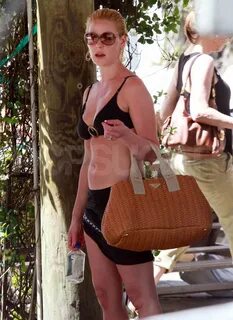 Katherine Heigl Bikini Pictures in Miami 2011-03-18 13:07:00