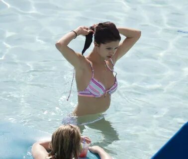 Bikini Candids In Orlando - Selena Gomez Photo (24181349) - 