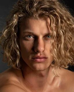 Pin by 𝖋 𝖆 𝖑 𝖑 𝖊 𝖓 𝖆 𝖓 𝖌 𝖊 𝖑 on boys Curly hair men, Blonde 