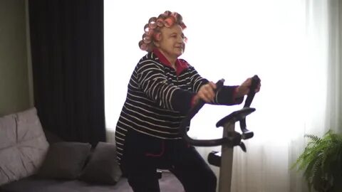 old lady sportswear curlers her hair: Bίντεο στοκ (100% χωρί