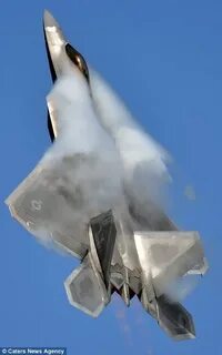 Потрясающие снимки истребителя F-22, совершающего головокруж