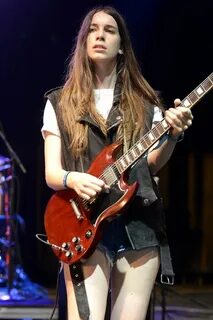 Danielle Haim Guitar girl, Female musicians, Female guitaris