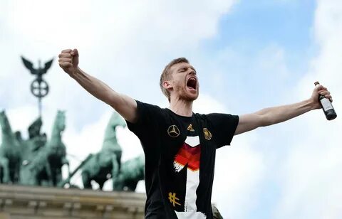 Футболист сборной Германии Пер Мертезакер завершил междунаро