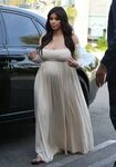 Pregnant Kim Kardashian Grabs A Sweet Snack With Friends - M