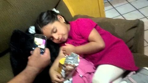 Mi sobrina comiendo después de quedarse dormida! 