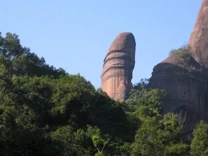 Gunung di China Ini Punya Batu Mirip Penis!