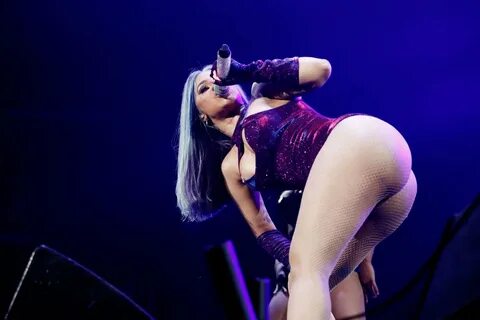 Niklas в Твиттере: "Cardi B (@iamcardib) Performing in a #Bo