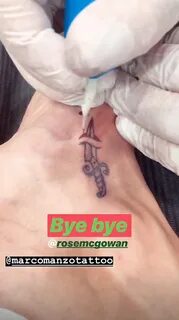 Asia Argento debuts "vengeance tattoo" for Rose McGowan. Обс