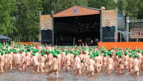В Финляндии установлен мировой рекорд по числу голых купальщ