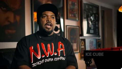 The t-shirt N. W. A. Ice Cube in The Defiant Ones S01E02 Spo