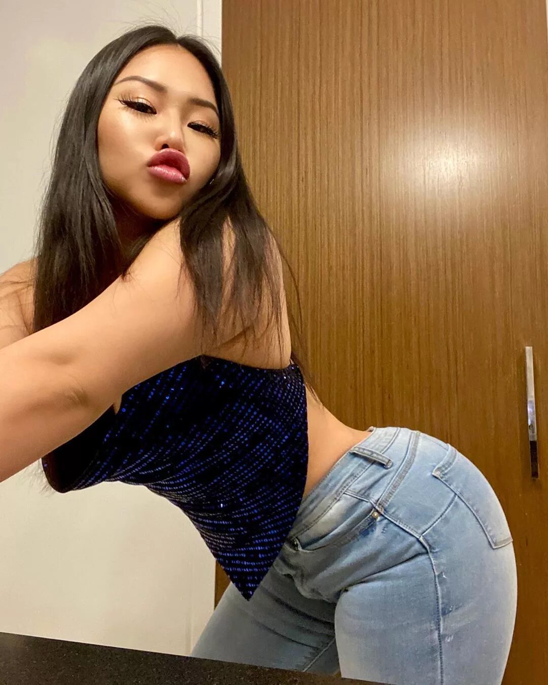 Megan Kim 💃 🏻 в Instagram: "Give me a kiss 💋" .