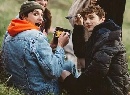 OMFG JACOB IS LOOKING LIKE EVEN AND TROYE LIKE ISAK!!! Troye