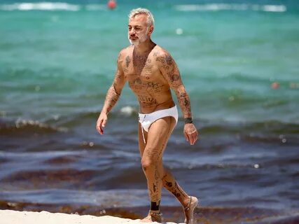 Tatuaggi Gianluca Vacchi: il re dei social si mette "a nudo"