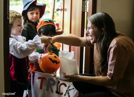 Little children trick or treating on Halloween premium image