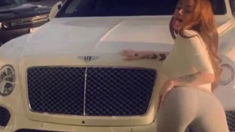Bhad Bhabie Twerking In Her Car - YouTube
