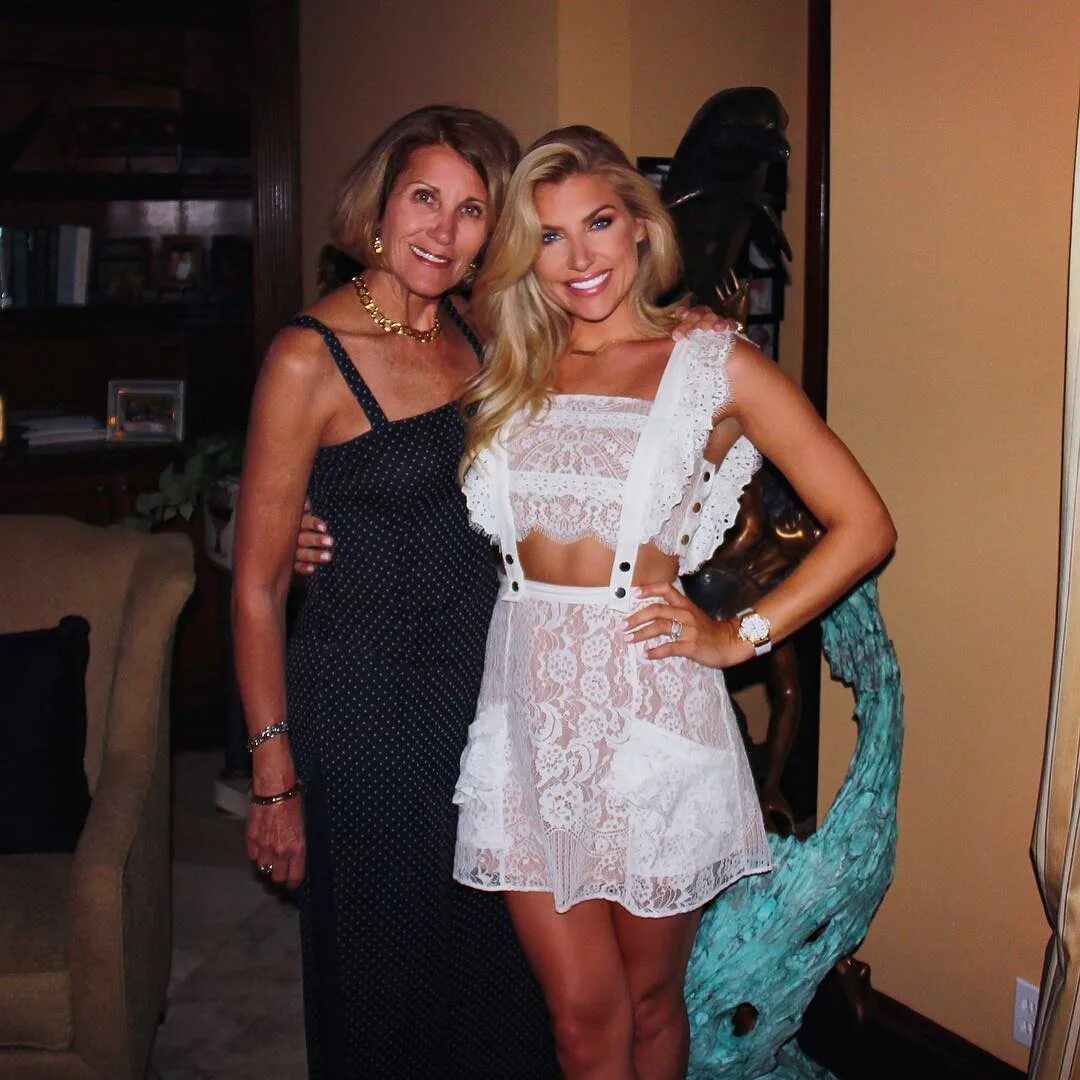 Melanie Collins в Instagram: "Great week with Mom 💜" .