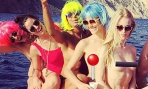 Lady Mary Charteris topless in holiday snap after Kate Moss and Jamie Hince...