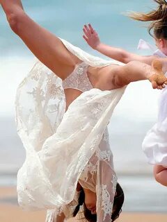 Miranda Kerr doing cartwheels in flimsy panties - Other Crap