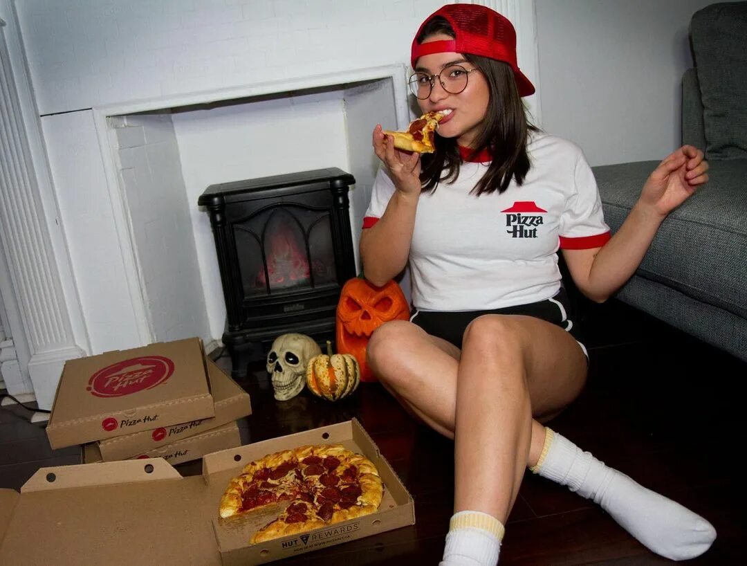 Kawennáhere Devery Jacobs в Instagram: "Pizza anyone? 🍕 🎃 #hallowee...