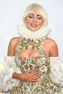 Lady Gaga o ép vòng một với đầm phong cách quý tộc - Sao Âu 