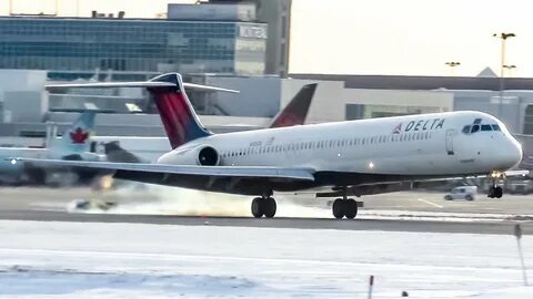 Delta McDonnell Douglas MD-88 (MD88) landing & departing Mon