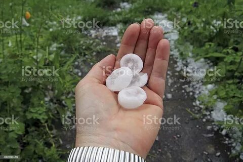 Big Hailstones - стоковые фотографии и другие картинки Больш