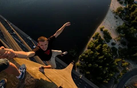 19 breathtaking photos of daredevils (and one celebrity) han