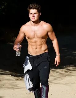 Famous Eye Candy: Shirtless Gregg Sulkin