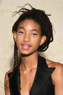 Willow Smith's Upside-Down Eyeliner Is Making My Head Spin N