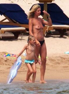 Хайди Клум с голой грудью на пляже Life-star.ru