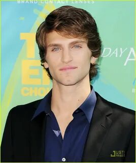 Tyler Blackburn & Keegan Allen - Teen Choice Awards 2011 Pho