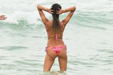 Алессандра Амбросио (Alessandra Ambrosio) на пляже в Бразили
