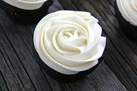 Marshmallow Vanilla Buttercream Frosting - A Pretty Life In 