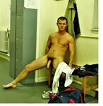 ★ Bulge and Naked Sports man : Dick out in Locker room 着 換 え