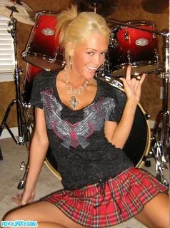 Pictures of Foxy Jacky getting kinky with the drums Coed Che