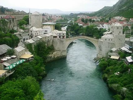 File:Mostar, vyhled z minaretu na centrum mesta a Stary most