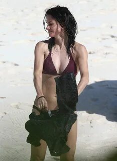 courteney-cox-n-bikini-on-vacation-in-bahamas-04-03-2017_7 -