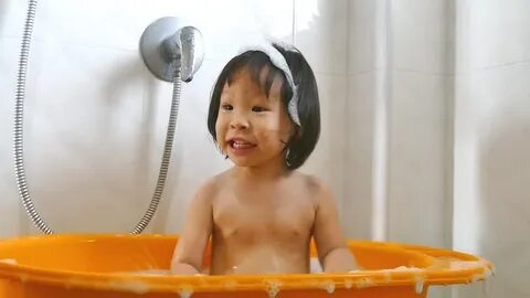 asian baby girl bathtub : vidéo de stock (100 % libre de dro