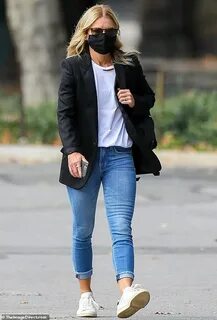 Kelly Ripa opts for '90s business casual in blazer and jeans
